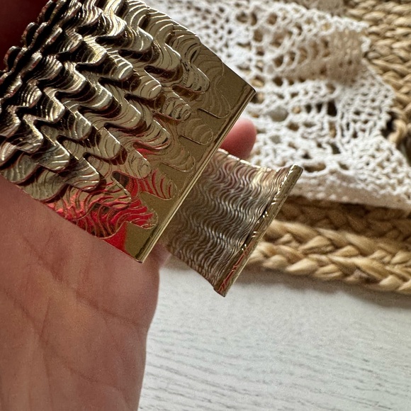GOLD CUFF - Picture 11 of 12